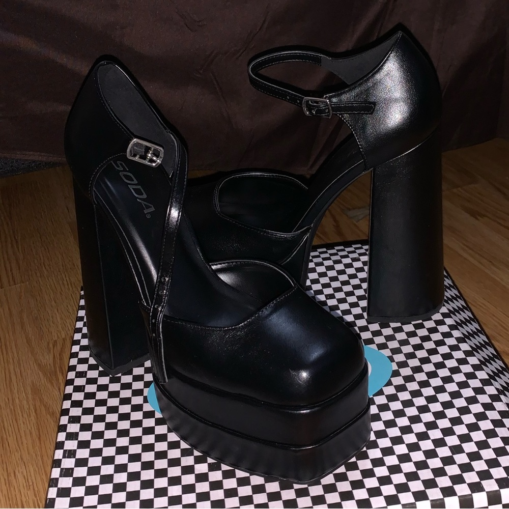 Grunge Platform Black Pumps Gem
